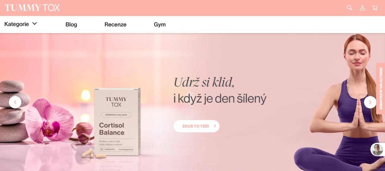 TymmyTox - žena v jogínském sedě, kameny, květ a balení produktu