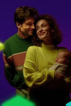 muž a žena s dítětem v náručí