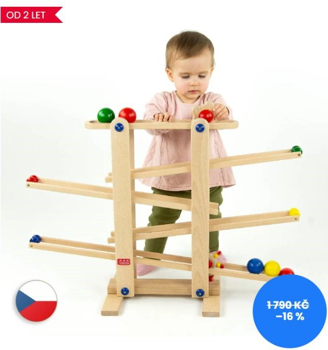 holčička pouštějící kuličku po kuličkové dráze