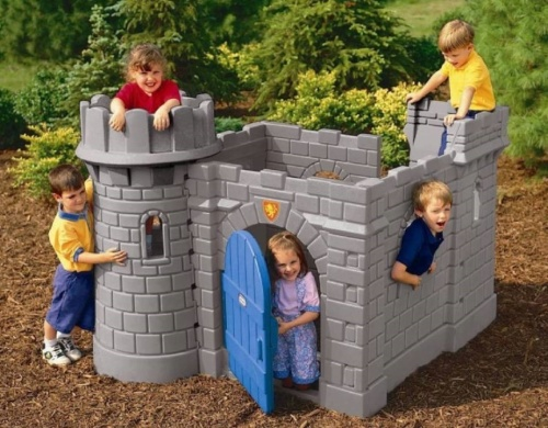 děti v dětském hradě na zahradě