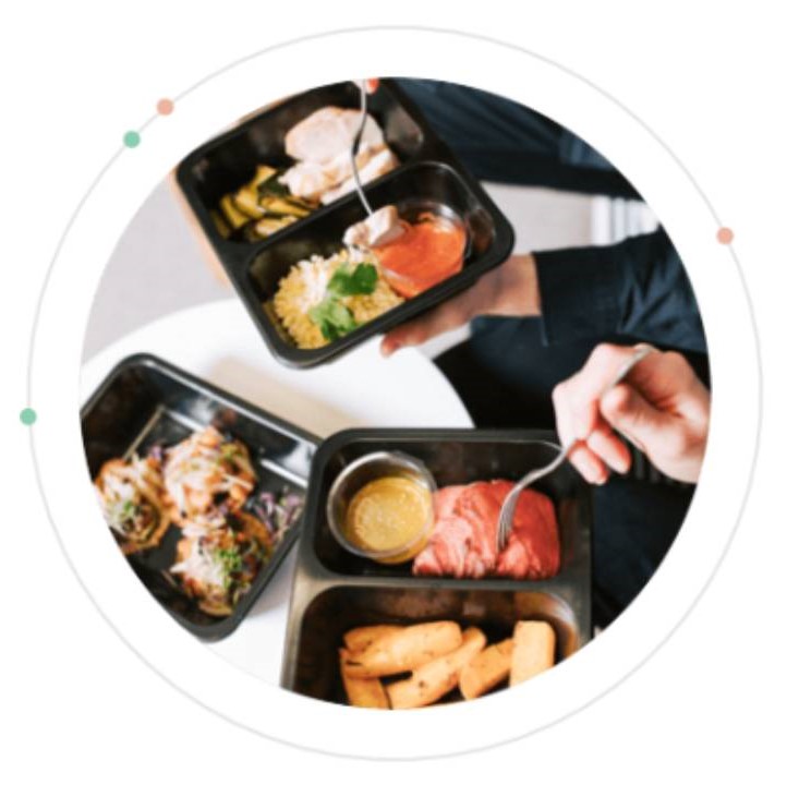 různé druhy jídel v boxech