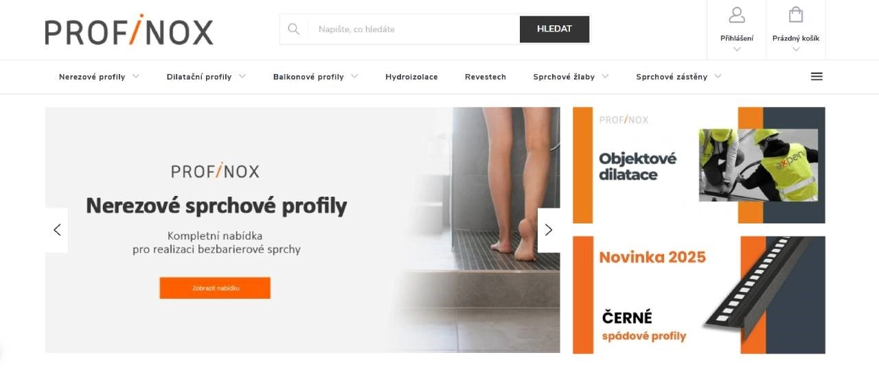 nohy v bezbariérové ​​sprše, muži při práci a černá lišta