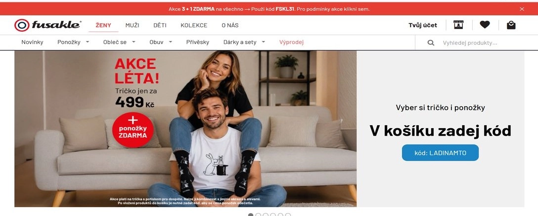 Stránka e-shopu Fusakle se smějícím se mužem a ženou v ponožkách