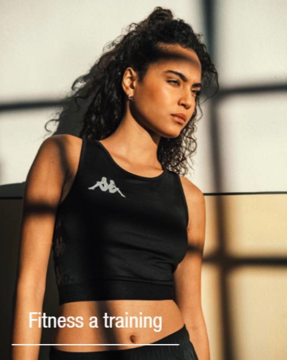 žena v černém sportovním oblečení