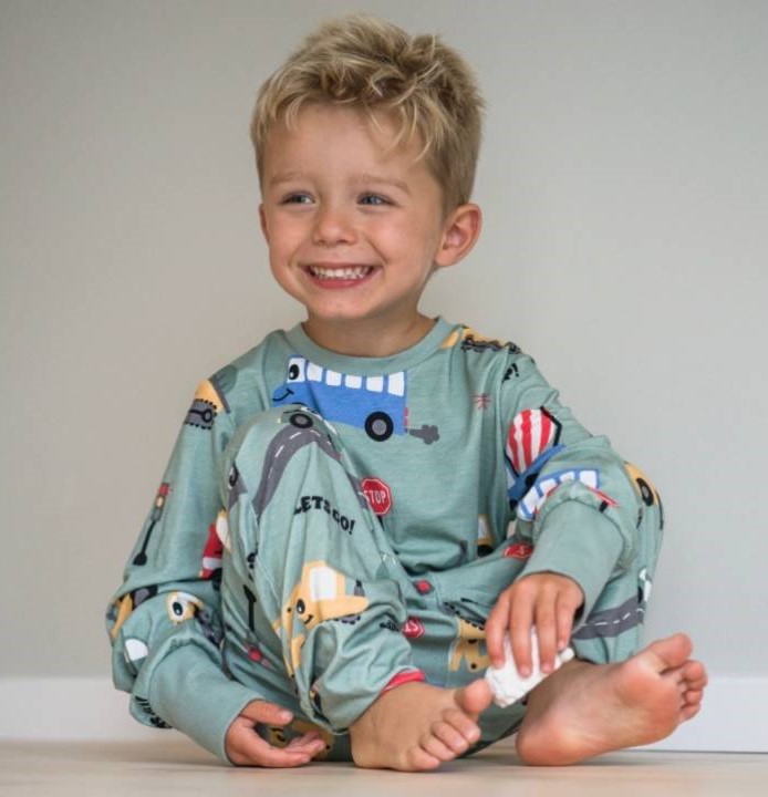 vysmátý chlapec v pyžamu