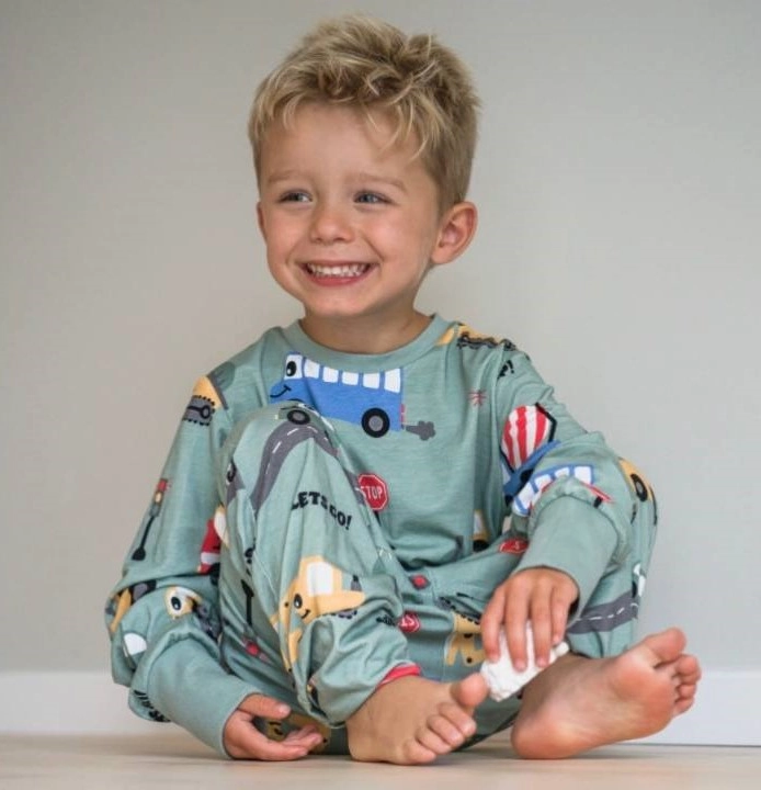 vysmátý chlapec v pyžamu