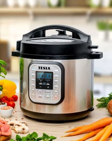 tlakový hrnec s displejem na stole s potravinami