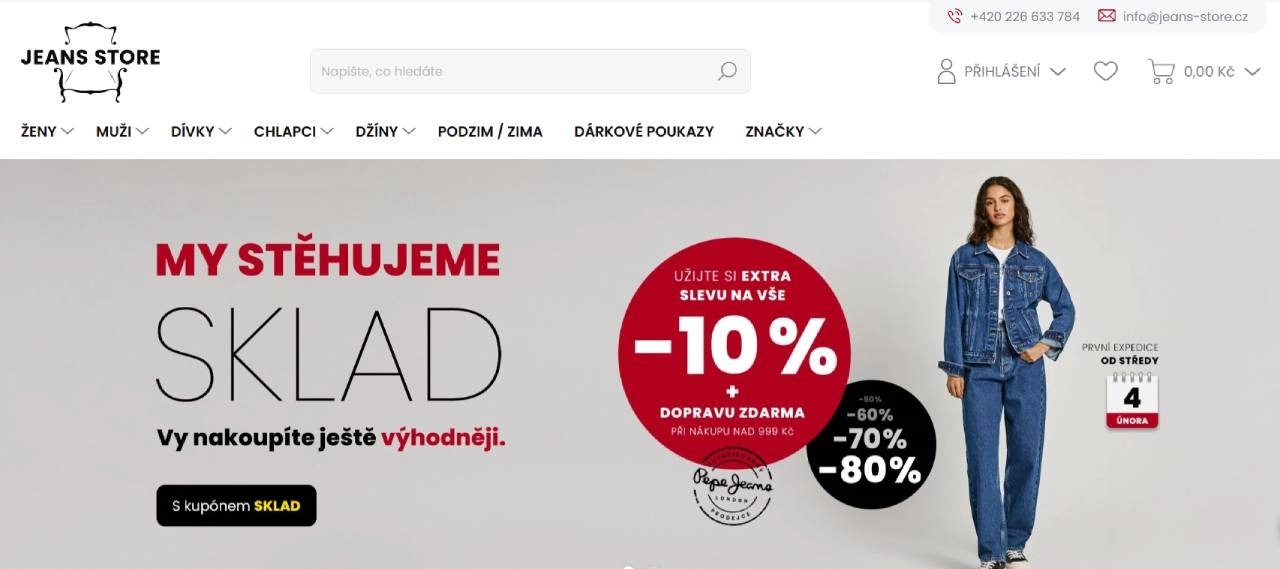 žena v džínách a džínové bundě