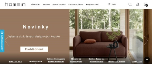 gauč s polštářem a stolek s miskou a květinou ve váze v místnosti