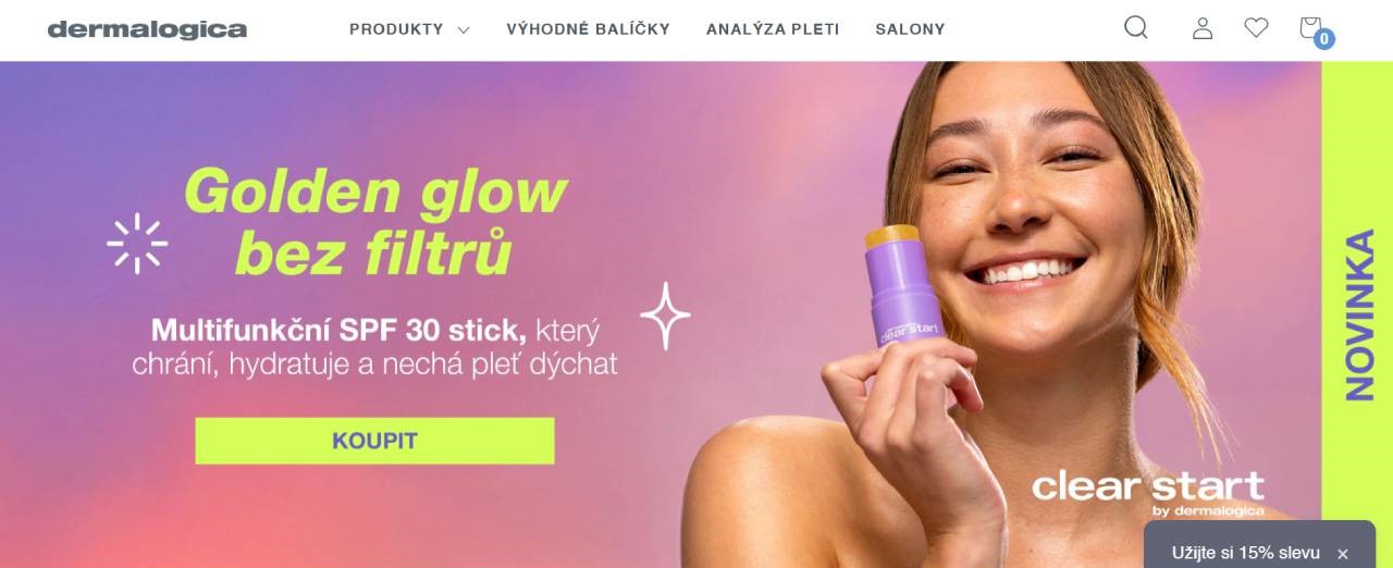 Dermalogica - usmívající se dívka s tubou krému při tváři
