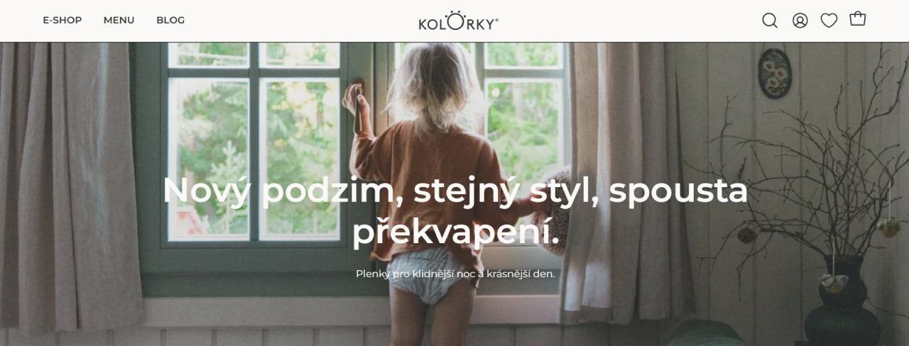 dítě s plenkou v dětském pokoji dívající se z okna