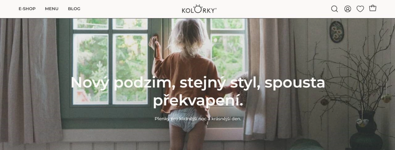 dítě s plenkou v dětském pokoji dívající se z okna