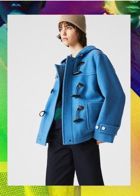 lacoste - zena pozujici v modrem kabate