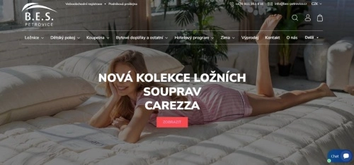 žena ležící v manželské posteli