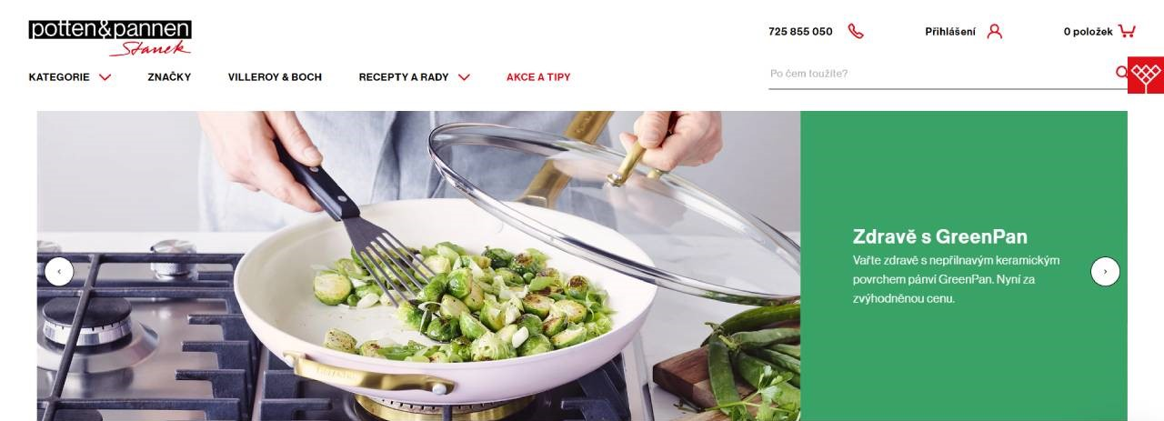 bílá pánev s kapustou na sporáku