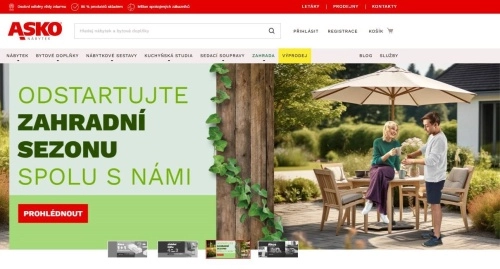 žena a muž v zahradě před domem