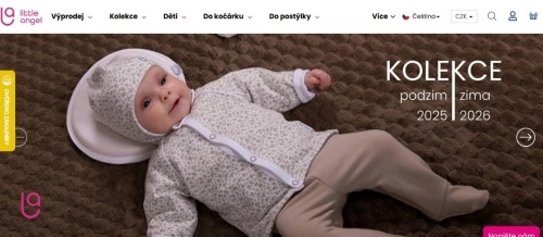 dieťatko s vankúšikom pod hlavou ležiace na hnedej prikrývke