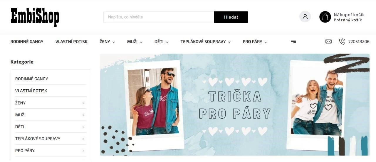 fotografie dvojic v tričkách s potiskem