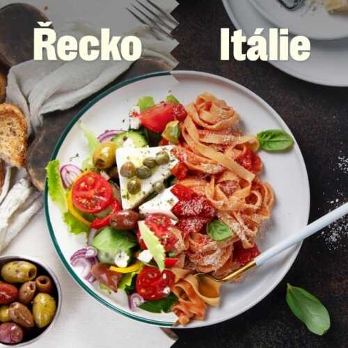 talíř s řeckým salátem a italskými těstovinami na stole