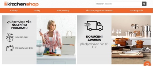 žena v kuchyni s nákupní taškou a kuchyňské vybavení