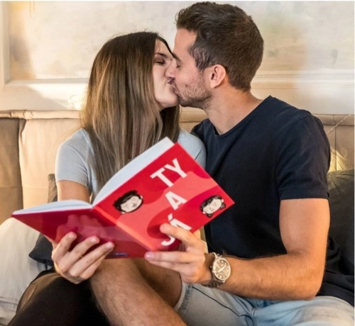 líbající se dvojice společně držící knihy Ty a já