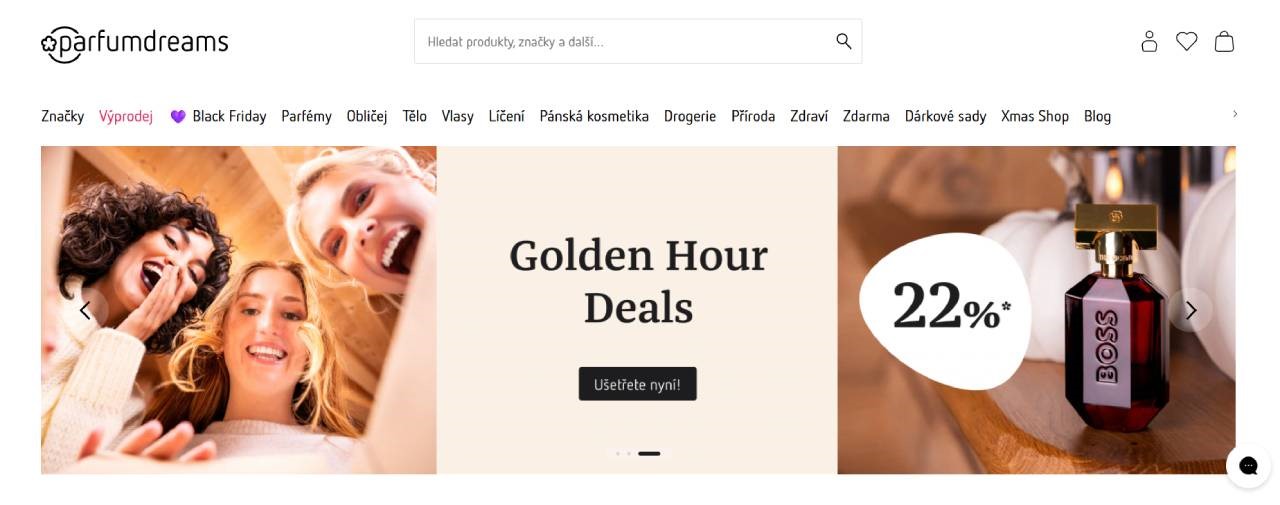 ženy nad rozbaleným balíkem a parfém Boss