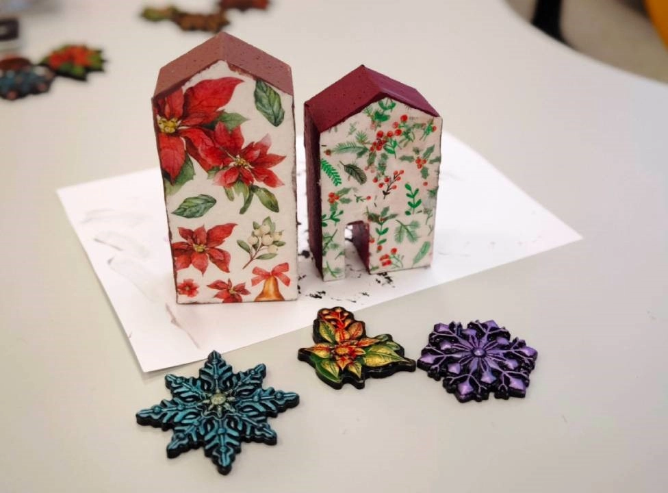 dva vlastnoručně pomalované domečky a vyrobené dekorace