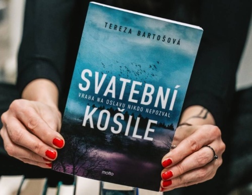 žena v rukou držící knihu Svatební košile