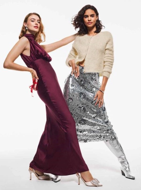 ženy ve společenských šatech