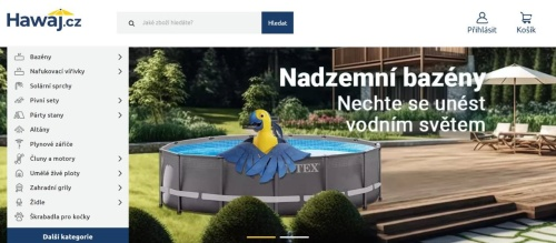 Hawaj - bazén na zahradě s lehátky a slunečníkem