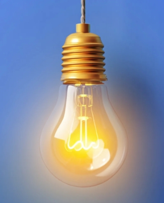 rozsvícená žárovka na modrém pozadí