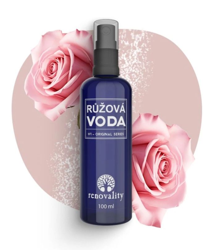 modrá sklenička růžové vody s rozprašovačem