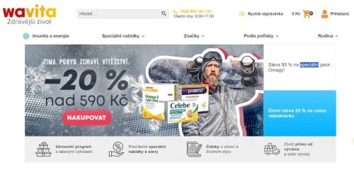 snowboardista v zimním oblečení a před ním produkty na podporu zdraví