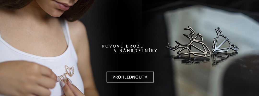 bewooden - zena s odznakmi a vedle odznaky na stole a v strede napsano kovove broze a nahrdelniky