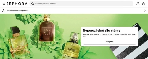 parfémy různých značek na zelených květech