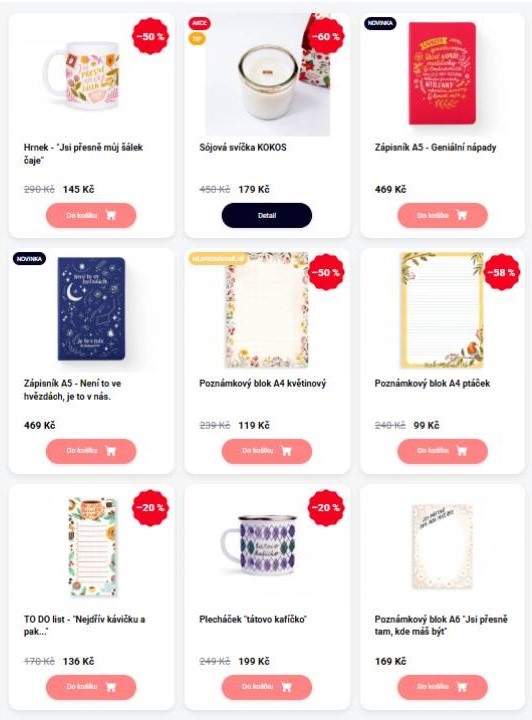 hrnek, svíčka, zápisníky, poznámkové bloky, to do list a plecháček