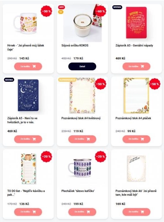 hrnek, svíčka, zápisníky, poznámkové bloky, to do list a plecháček