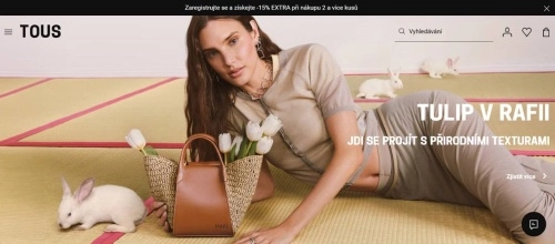 ležící žena s kabelkou naplněnou tulipány a zajíčkem