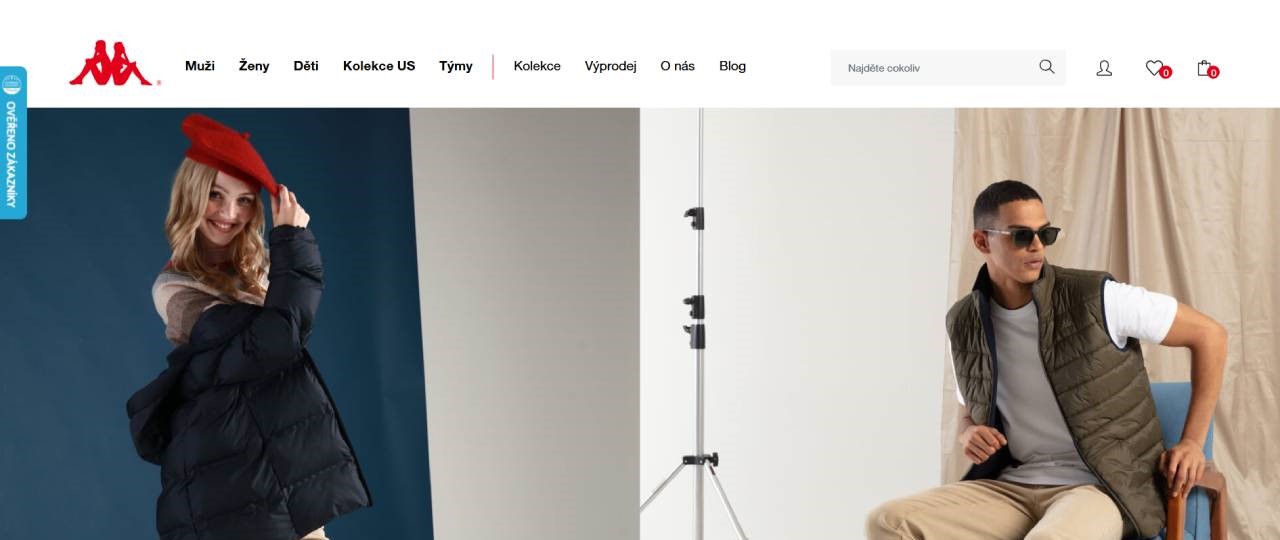 žena v černé bundě a s červenou baretkou a muž ve vestě, tričku a kalhotách sedící na židli