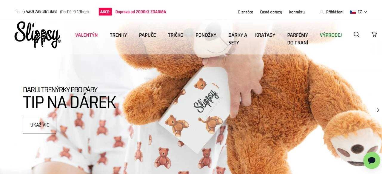 plyšový medvěd a ruka s balíkem medvídků a nápisem Slippsy