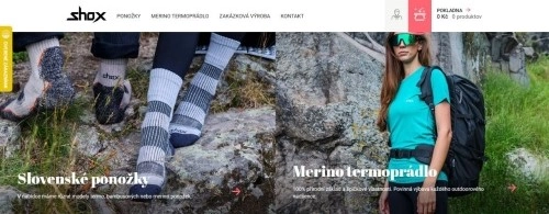 ponožky na nohou v přírodě a žena v termoprádlo as batohem na zádech