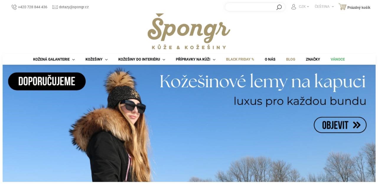 žena v kožešinové zimní bundě a zimní čepici s bambulí v přírodě