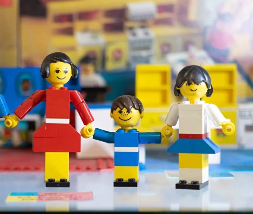 Museum of Bricks - tři Lego panáčci, dvě dívky a jeden kluk