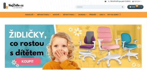 dítě s rukou před tváří a na ním tři židle