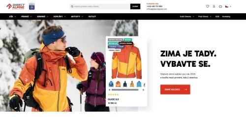 žena a muž v přírodě v zimním oblečení a zimní oranžovo-žlutá bunda