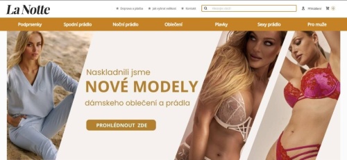 žena v modré soupravě na písku a dvě ženy ve spodním prádle