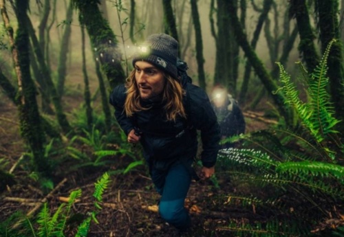 muž s čepicí a čelovkou v outdoorovém oblečení v přírodě