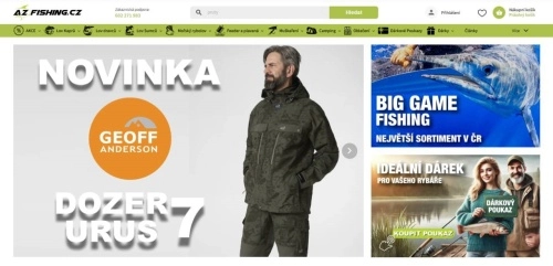 muž v zelené bundě a zelených kalhotách, dvojice na rybách a ryba ve vodě
