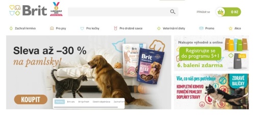 peš a kočka před sedačkou a krmivo pro ně