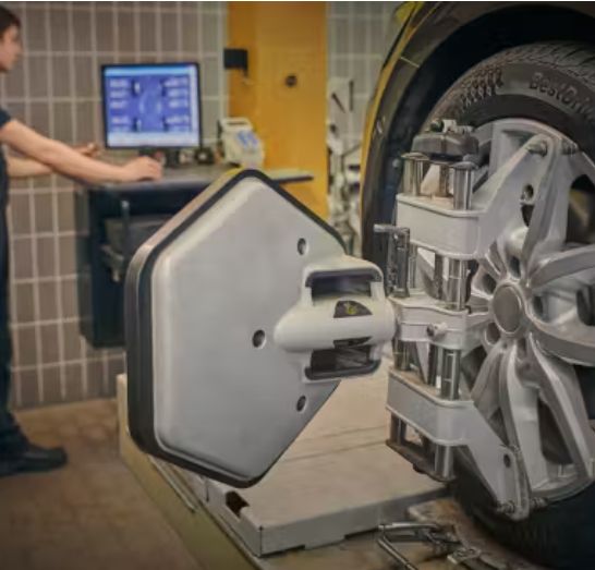 kolo v autoservise během servisu